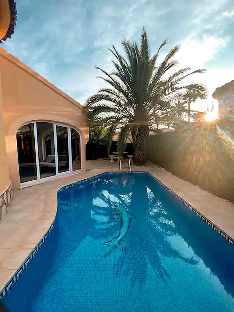 Villa Oliva Nova — piscina y villa